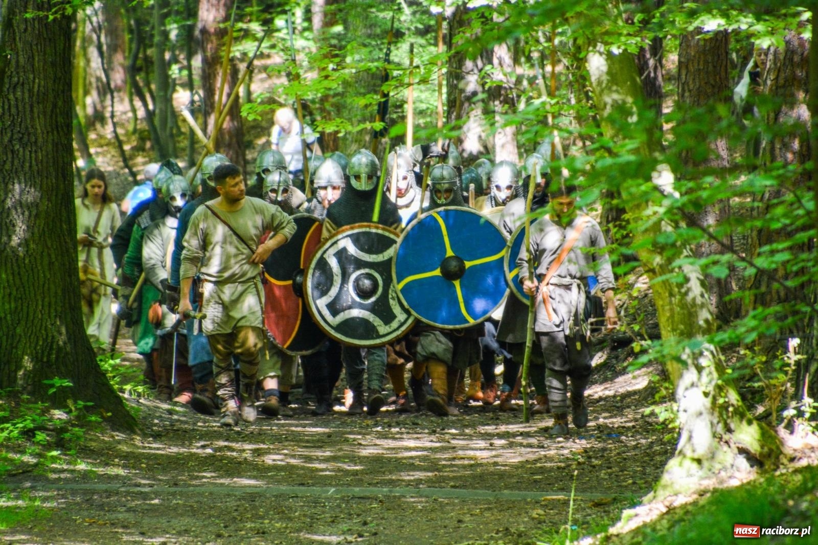 Zdjęcie w galerii na portalu naszraciborz.pl: Drengowie znów poszli na rekord. Ruszył XIV Raciborski Festiwal Średniowieczny [FOTO i WIDEO] wiadomości z regionu