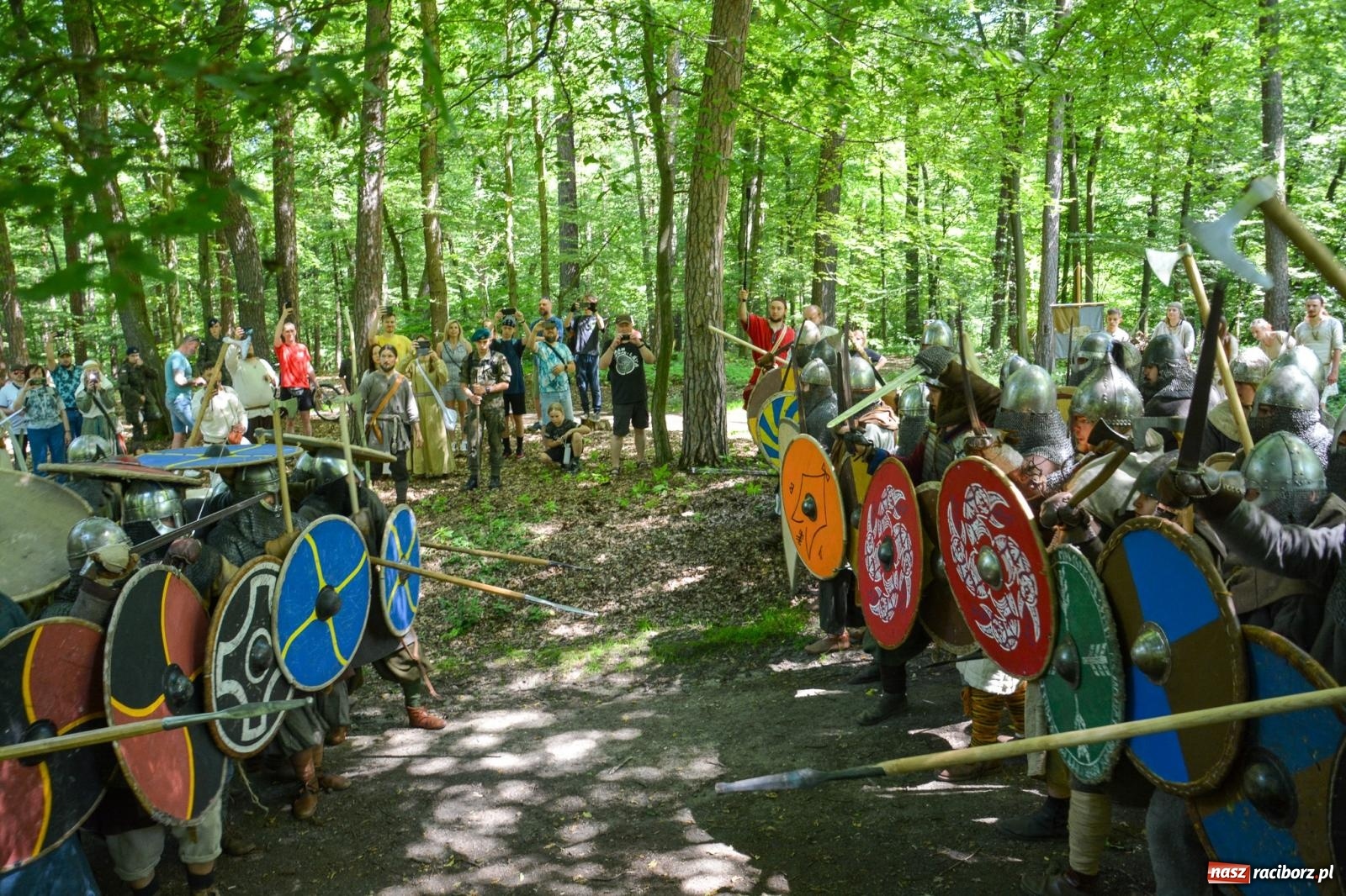 Zdjęcie w galerii na portalu naszraciborz.pl: Drengowie znów poszli na rekord. Ruszył XIV Raciborski Festiwal Średniowieczny [FOTO i WIDEO] wiadomości z regionu