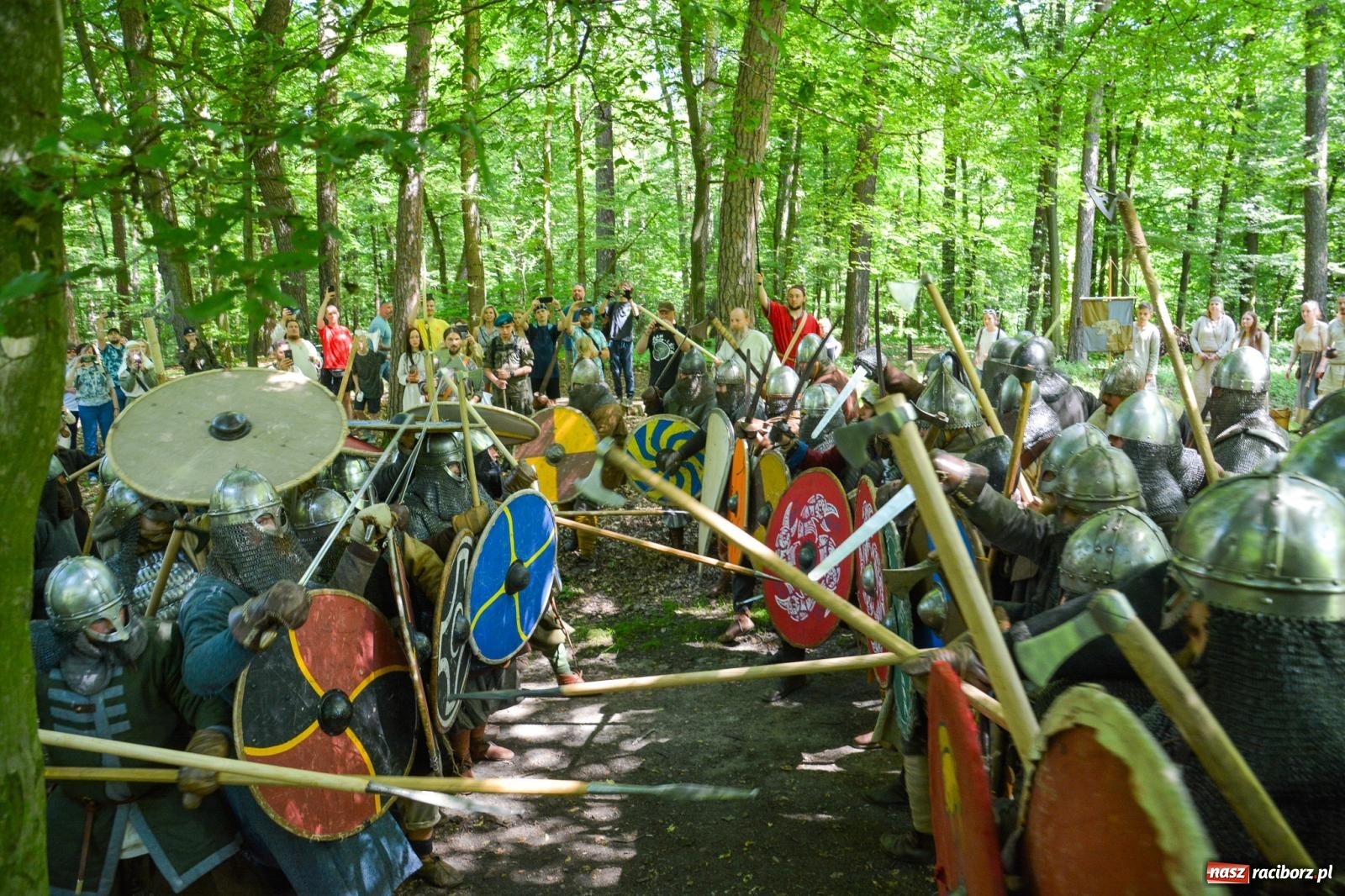 Zdjęcie w galerii na portalu naszraciborz.pl: Drengowie znów poszli na rekord. Ruszył XIV Raciborski Festiwal Średniowieczny [FOTO i WIDEO] wiadomości z regionu