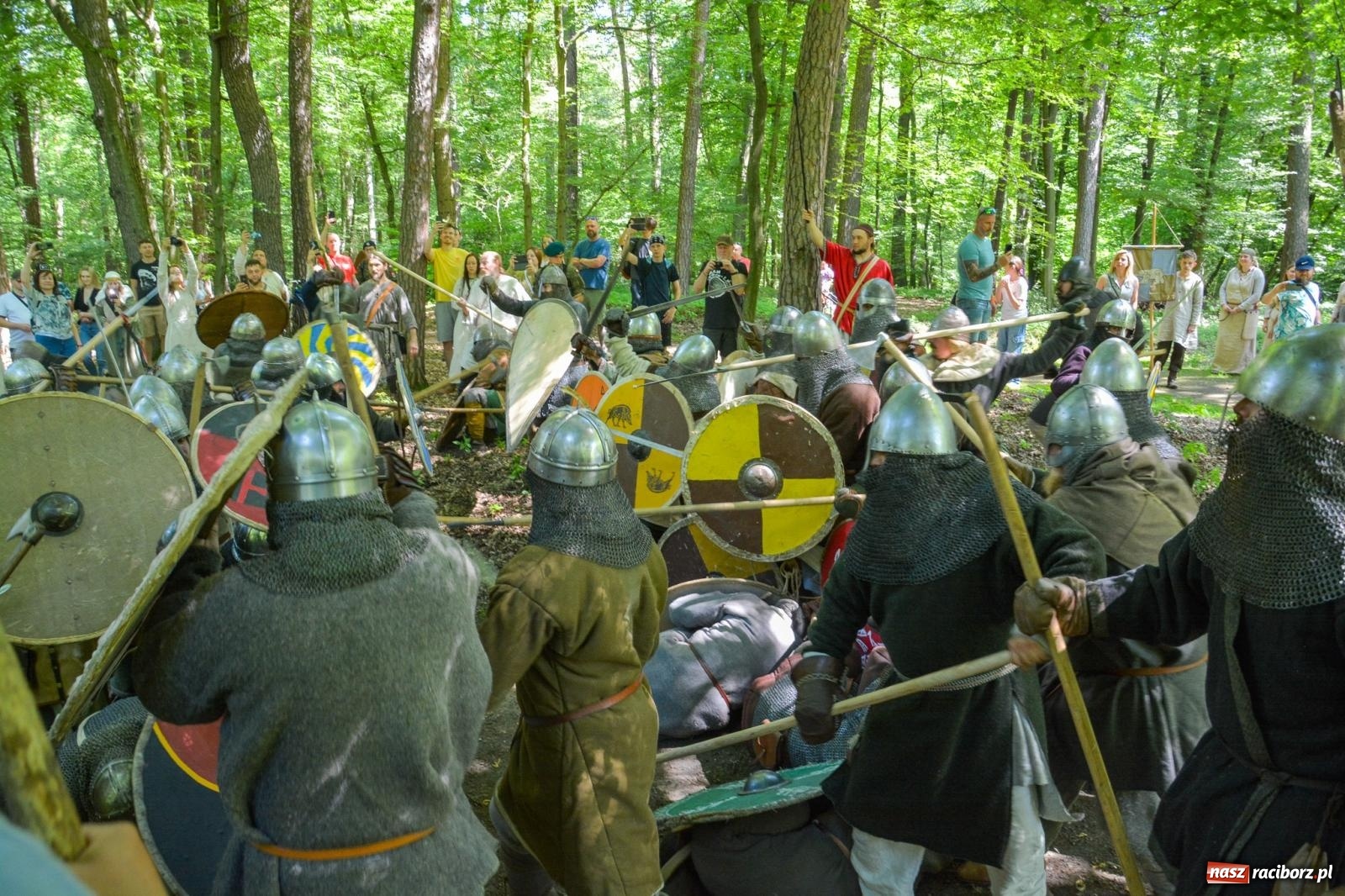 Zdjęcie w galerii na portalu naszraciborz.pl: Drengowie znów poszli na rekord. Ruszył XIV Raciborski Festiwal Średniowieczny [FOTO i WIDEO] wiadomości z regionu