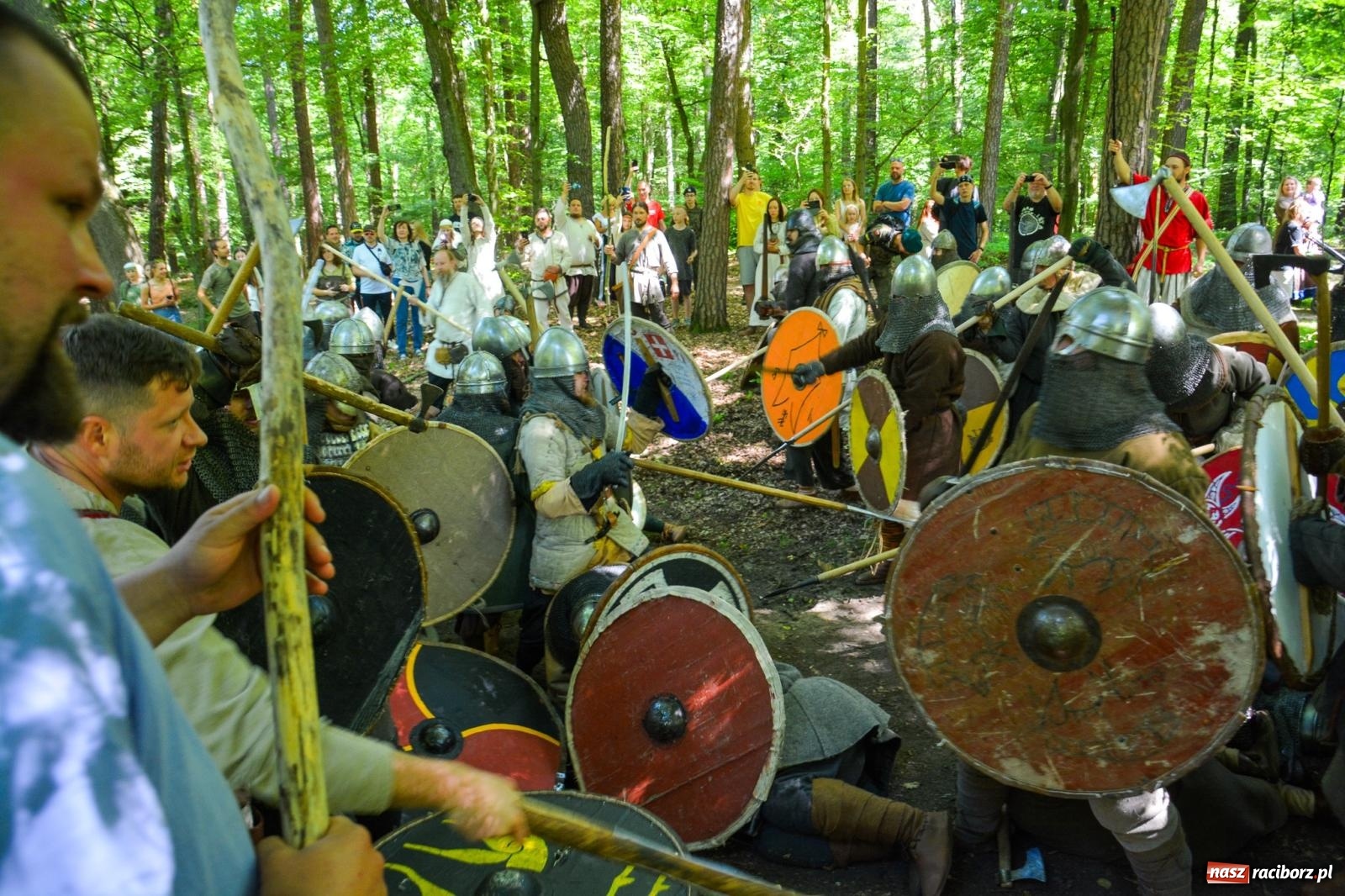 Zdjęcie w galerii na portalu naszraciborz.pl: Drengowie znów poszli na rekord. Ruszył XIV Raciborski Festiwal Średniowieczny [FOTO i WIDEO] wiadomości z regionu
