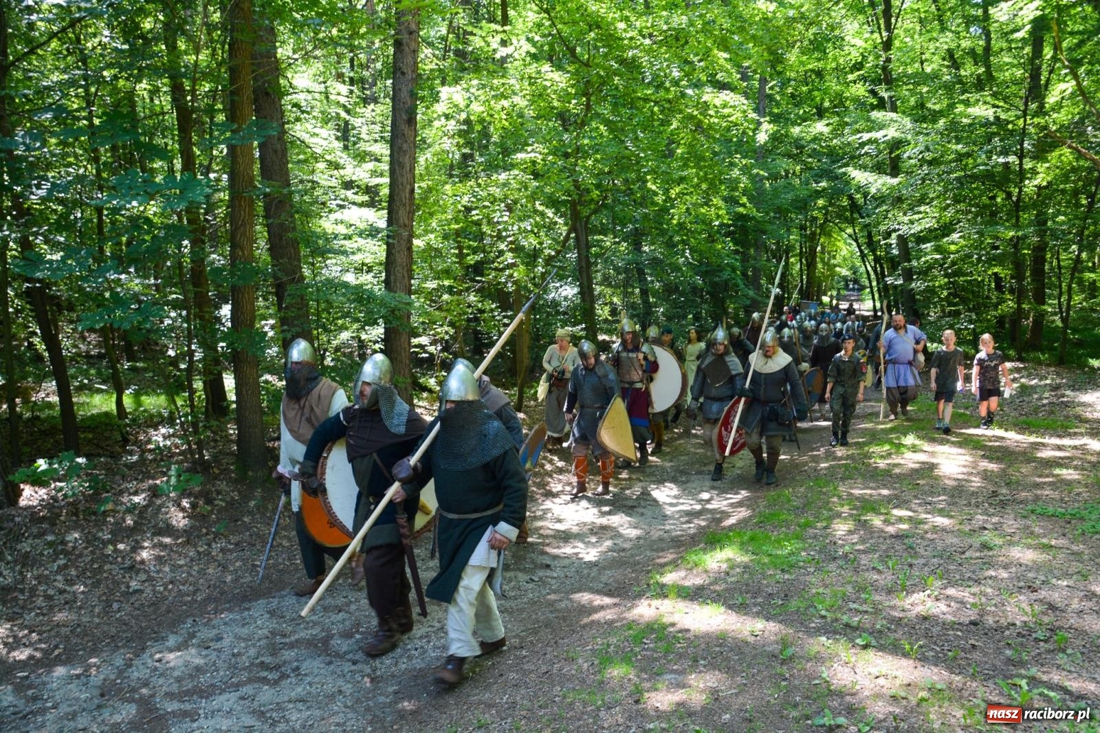 Zdjęcie w galerii na portalu naszraciborz.pl: Drengowie znów poszli na rekord. Ruszył XIV Raciborski Festiwal Średniowieczny [FOTO i WIDEO] wiadomości z regionu