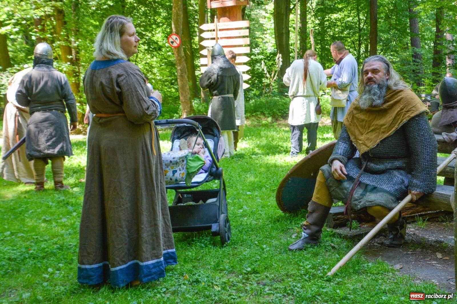 Zdjęcie w galerii na portalu naszraciborz.pl: Drengowie znów poszli na rekord. Ruszył XIV Raciborski Festiwal Średniowieczny [FOTO i WIDEO] wiadomości z regionu