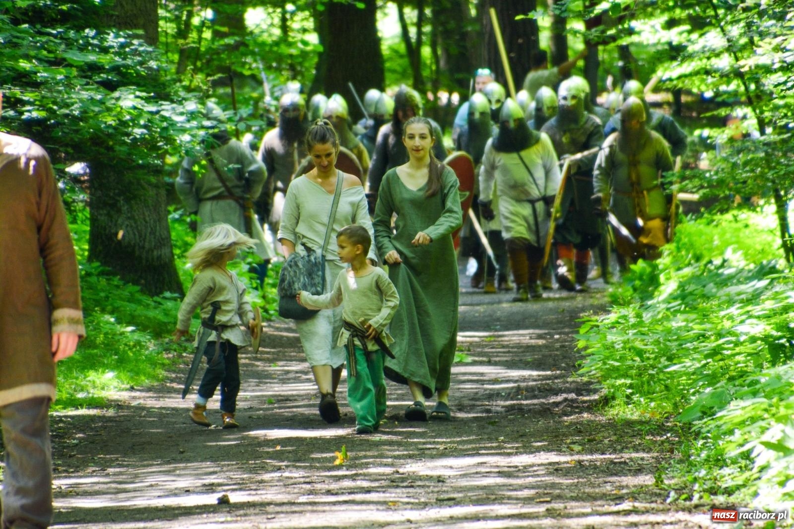 Zdjęcie w galerii na portalu naszraciborz.pl: Drengowie znów poszli na rekord. Ruszył XIV Raciborski Festiwal Średniowieczny [FOTO i WIDEO] wiadomości z regionu