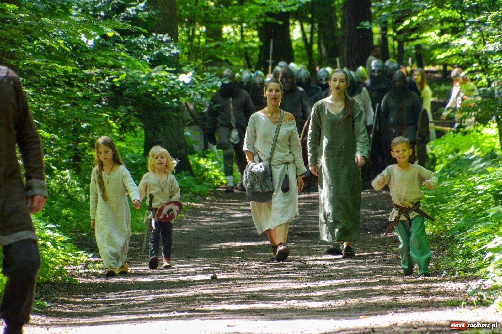 Zdjęcie w galerii na portalu naszraciborz.pl: Drengowie znów poszli na rekord. Ruszył XIV Raciborski Festiwal Średniowieczny [FOTO i WIDEO] wiadomości z regionu