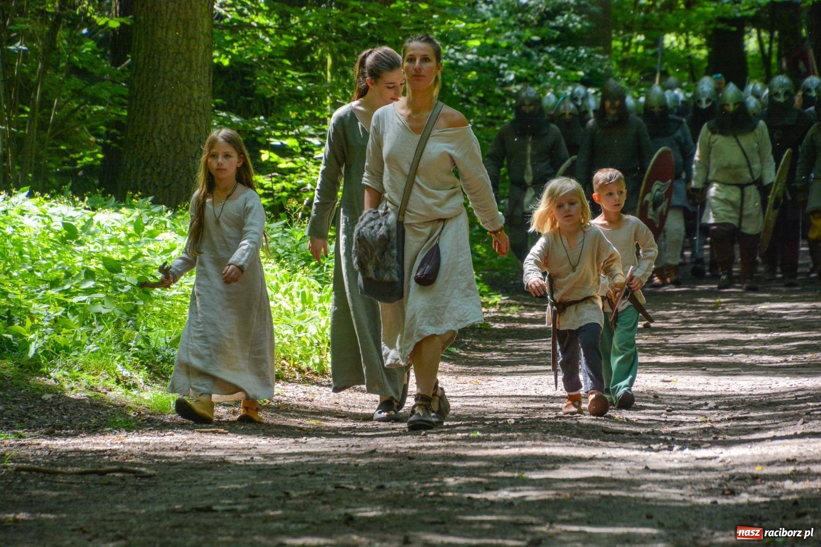 Zdjęcie w galerii na portalu naszraciborz.pl: Drengowie znów poszli na rekord. Ruszył XIV Raciborski Festiwal Średniowieczny [FOTO i WIDEO] wiadomości z regionu