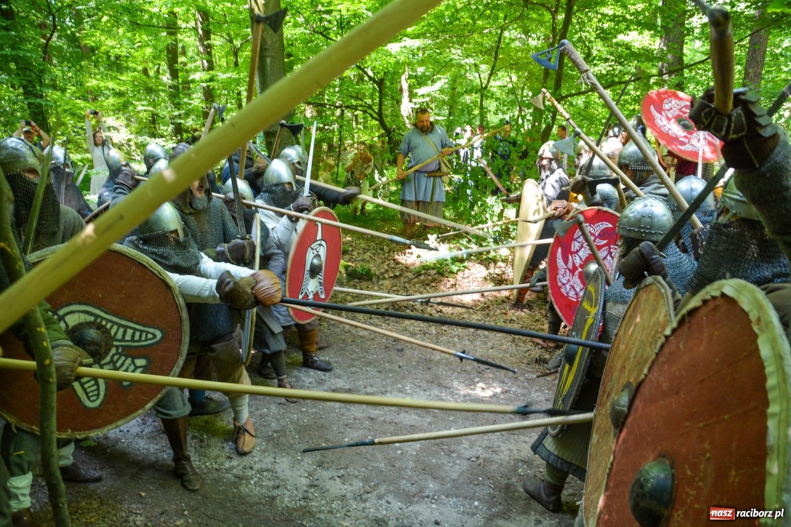 Zdjęcie w galerii na portalu naszraciborz.pl: Drengowie znów poszli na rekord. Ruszył XIV Raciborski Festiwal Średniowieczny [FOTO i WIDEO] wiadomości z regionu