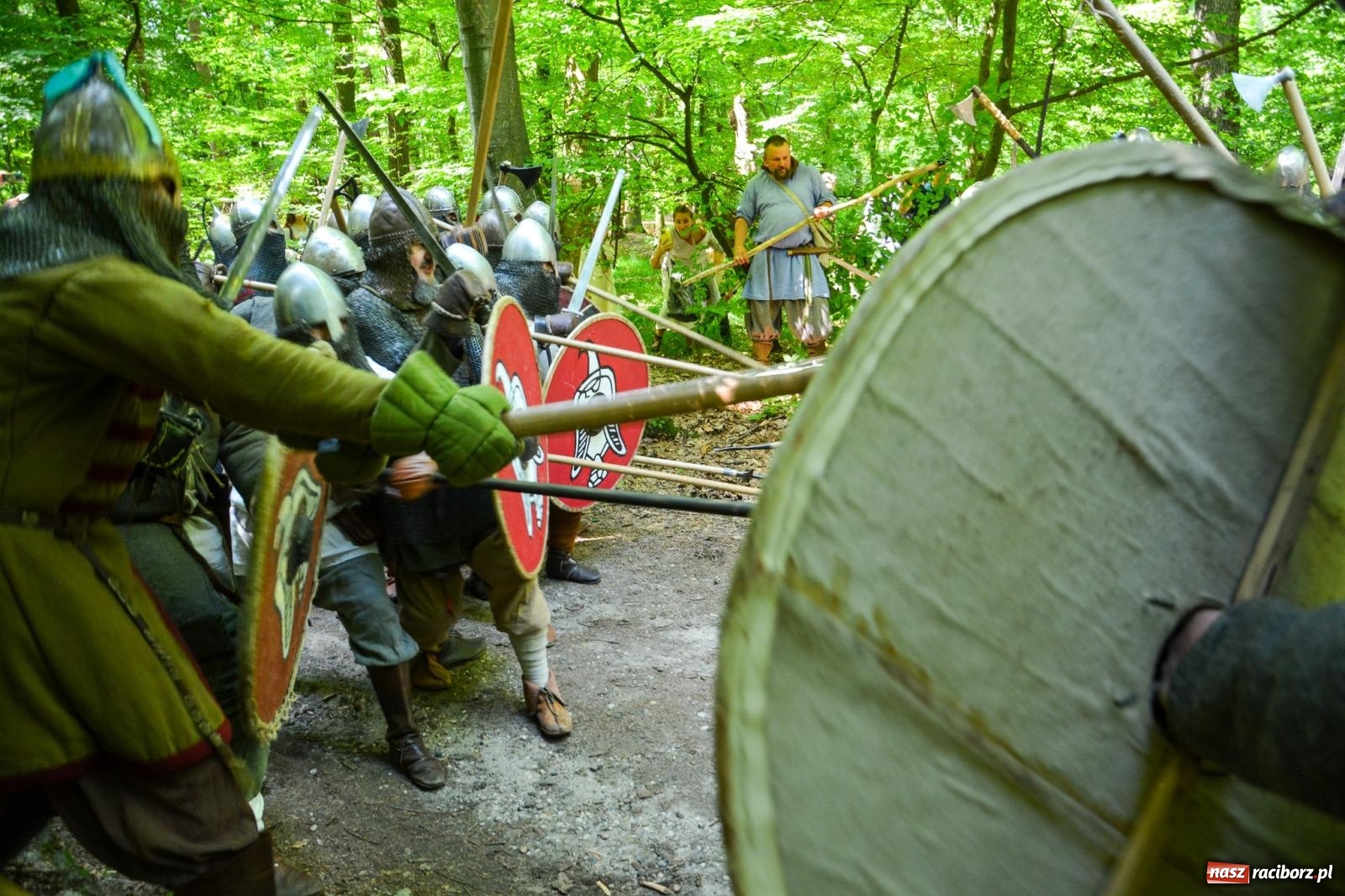 Zdjęcie w galerii na portalu naszraciborz.pl: Drengowie znów poszli na rekord. Ruszył XIV Raciborski Festiwal Średniowieczny [FOTO i WIDEO] wiadomości z regionu
