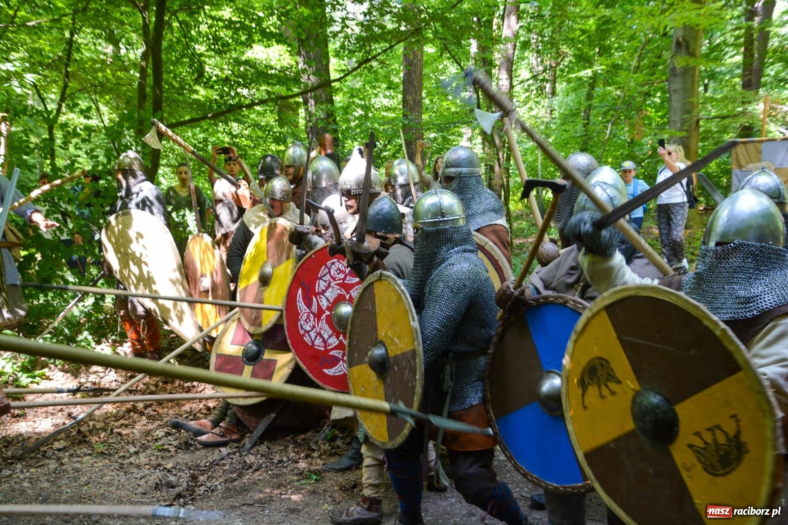 Zdjęcie w galerii na portalu naszraciborz.pl: Drengowie znów poszli na rekord. Ruszył XIV Raciborski Festiwal Średniowieczny [FOTO i WIDEO] wiadomości z regionu