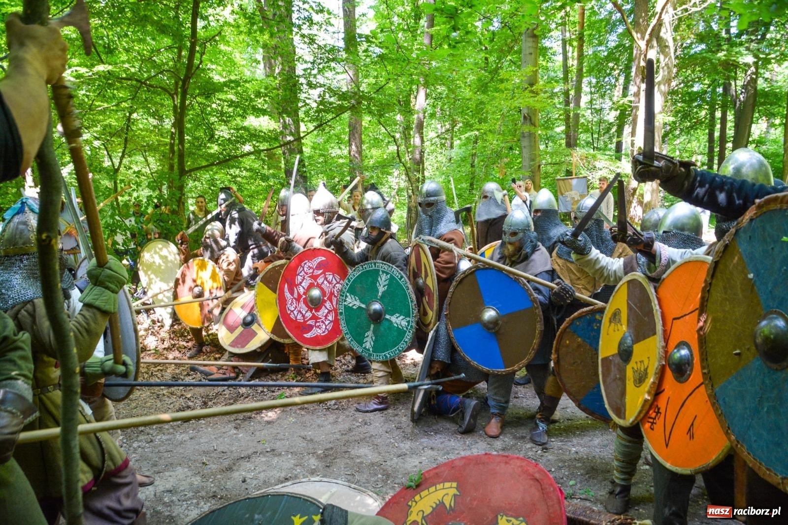 Zdjęcie w galerii na portalu naszraciborz.pl: Drengowie znów poszli na rekord. Ruszył XIV Raciborski Festiwal Średniowieczny [FOTO i WIDEO] wiadomości z regionu