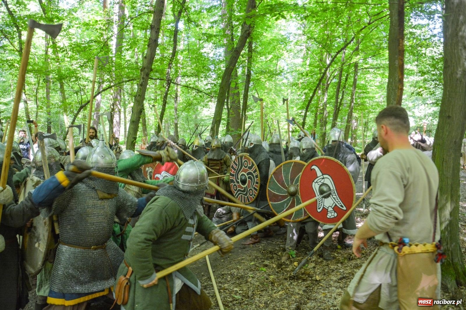 Zdjęcie w galerii na portalu naszraciborz.pl: Drengowie znów poszli na rekord. Ruszył XIV Raciborski Festiwal Średniowieczny [FOTO i WIDEO] wiadomości z regionu
