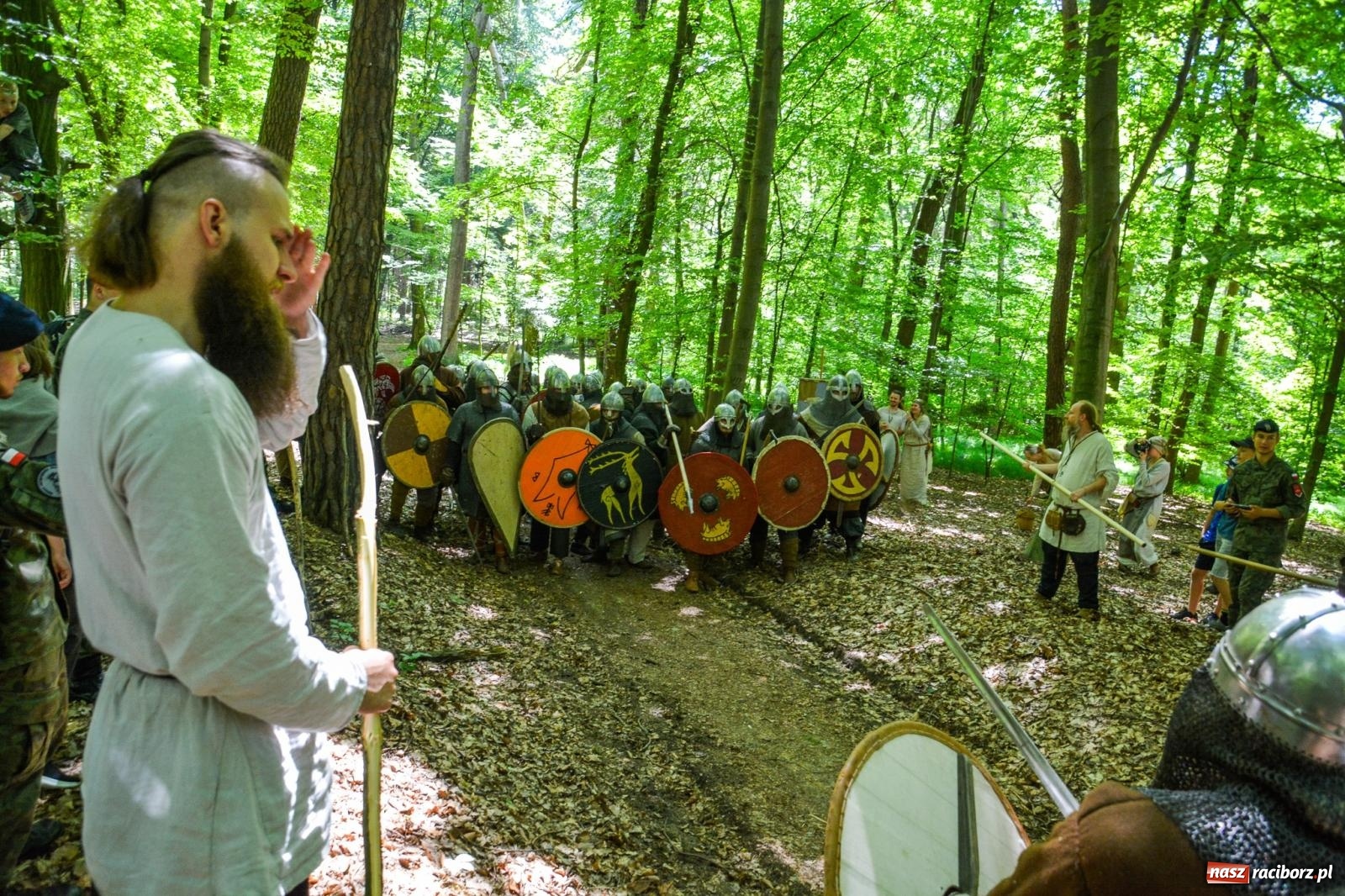 Zdjęcie w galerii na portalu naszraciborz.pl: Drengowie znów poszli na rekord. Ruszył XIV Raciborski Festiwal Średniowieczny [FOTO i WIDEO] wiadomości z regionu