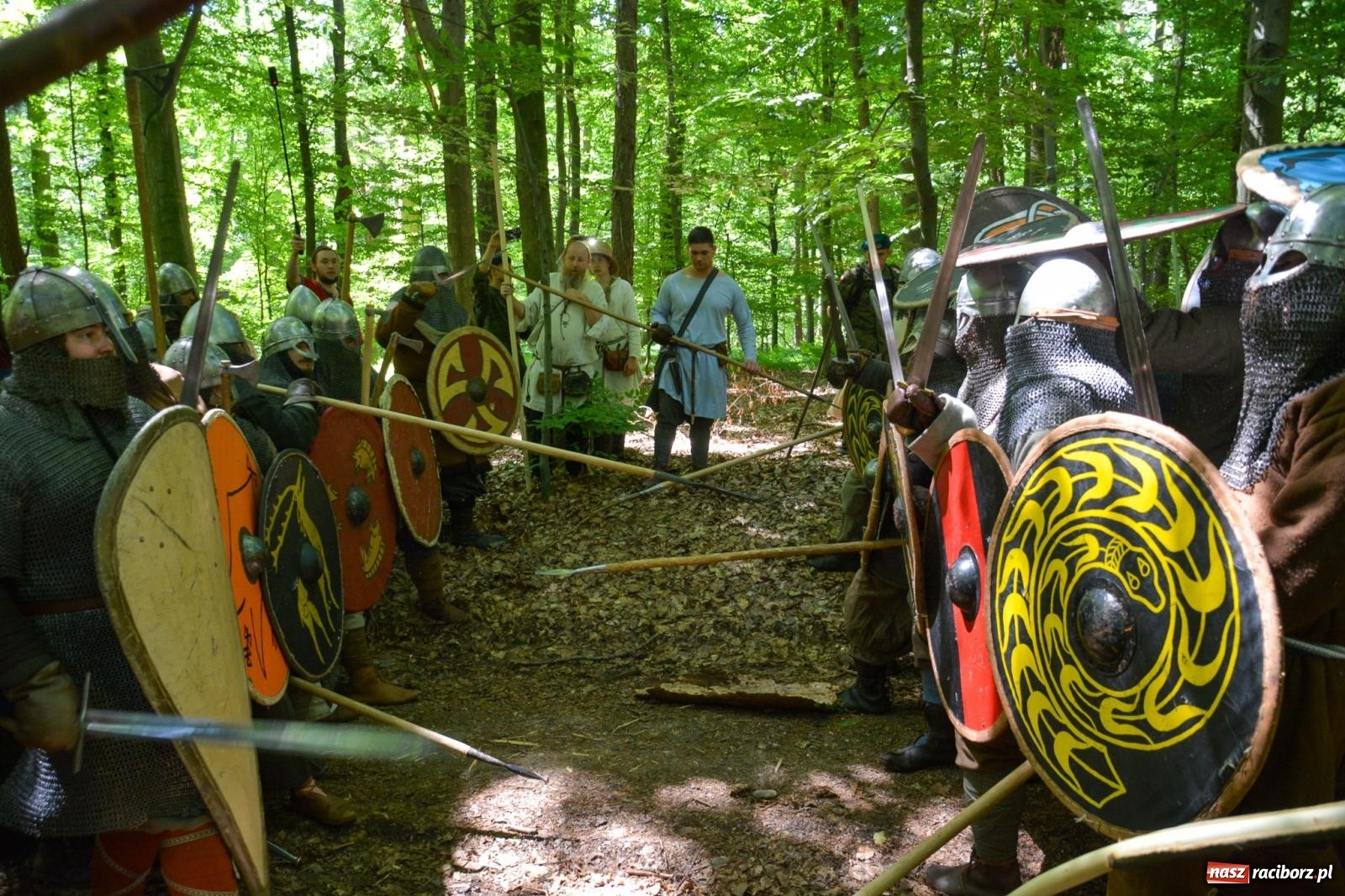 Zdjęcie w galerii na portalu naszraciborz.pl: Drengowie znów poszli na rekord. Ruszył XIV Raciborski Festiwal Średniowieczny [FOTO i WIDEO] wiadomości z regionu