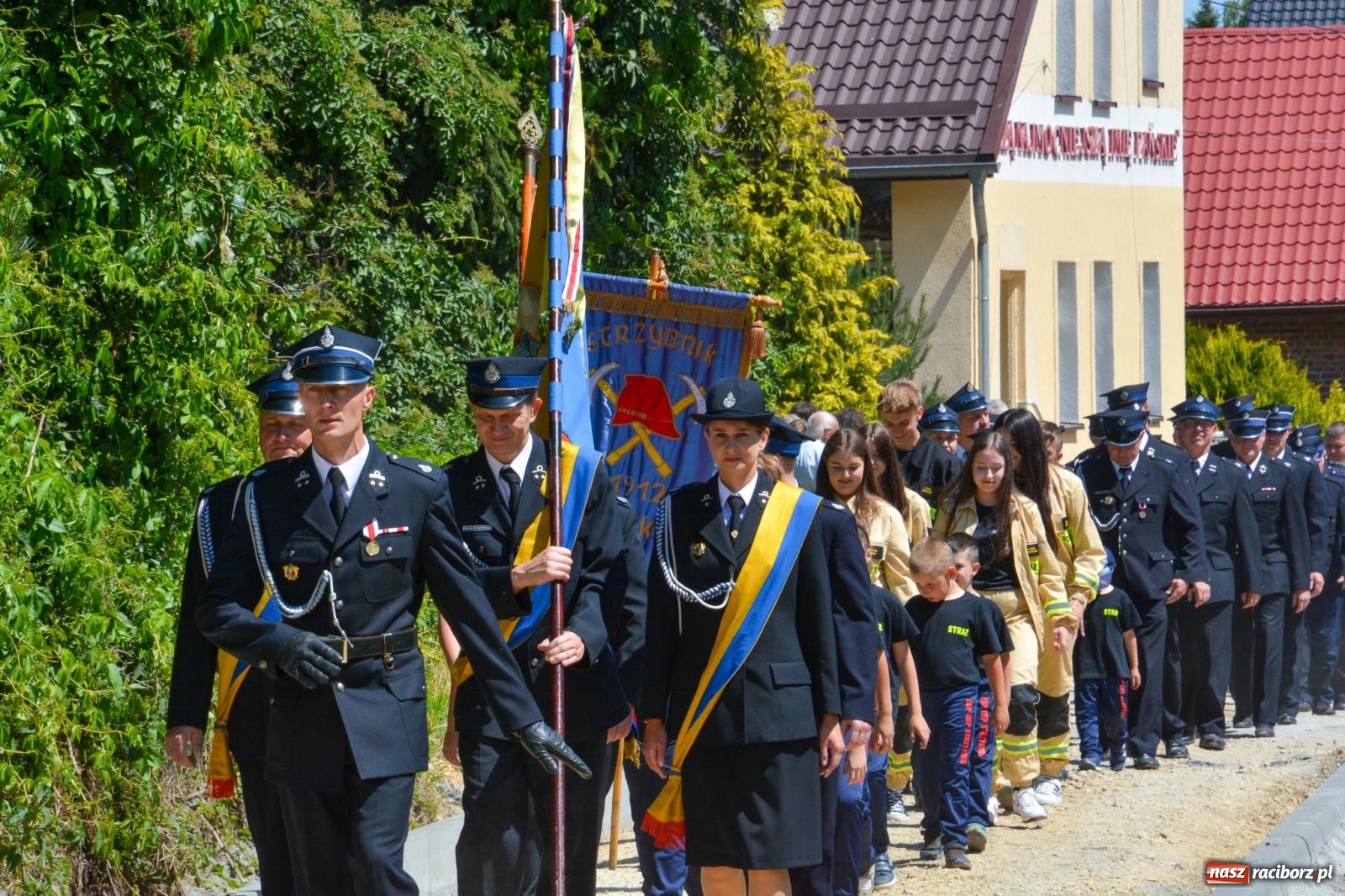 Zdjęcie w galerii na portalu naszraciborz.pl: Msza w ogrodach i apel przy remizie. OSP Strzybnik świętuje 90-lecie wiadomości z regionu