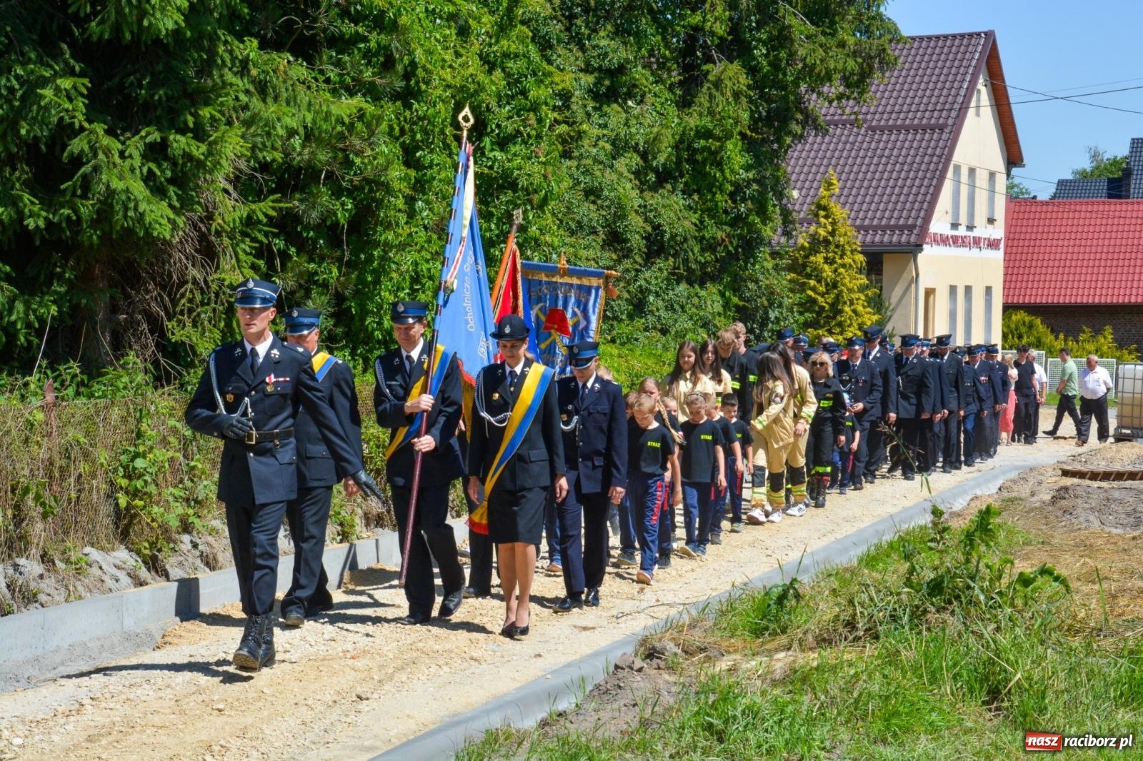 Zdjęcie w galerii na portalu naszraciborz.pl: Msza w ogrodach i apel przy remizie. OSP Strzybnik świętuje 90-lecie wiadomości z regionu