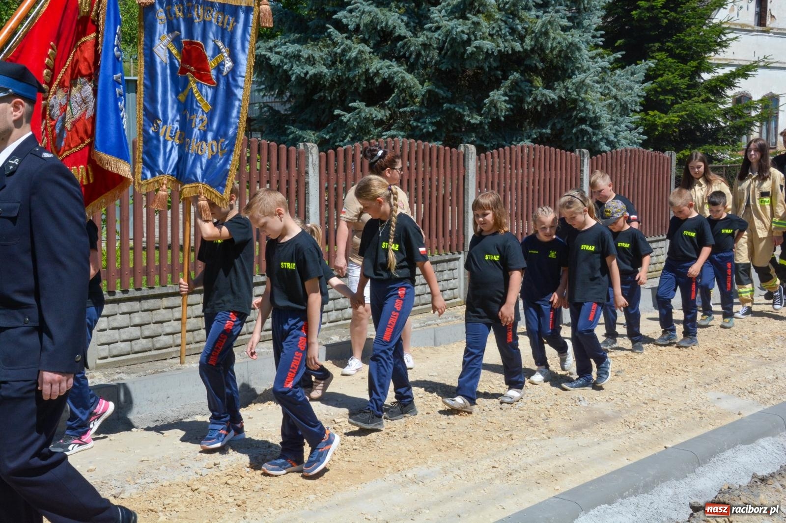 Zdjęcie w galerii na portalu naszraciborz.pl: Msza w ogrodach i apel przy remizie. OSP Strzybnik świętuje 90-lecie wiadomości z regionu