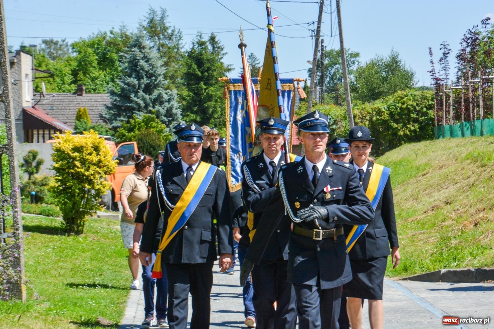 Zdjęcie w galerii na portalu naszraciborz.pl: Msza w ogrodach i apel przy remizie. OSP Strzybnik świętuje 90-lecie wiadomości z regionu