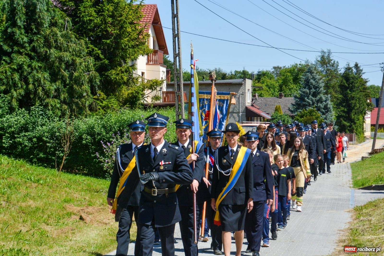 Zdjęcie w galerii na portalu naszraciborz.pl: Msza w ogrodach i apel przy remizie. OSP Strzybnik świętuje 90-lecie wiadomości z regionu
