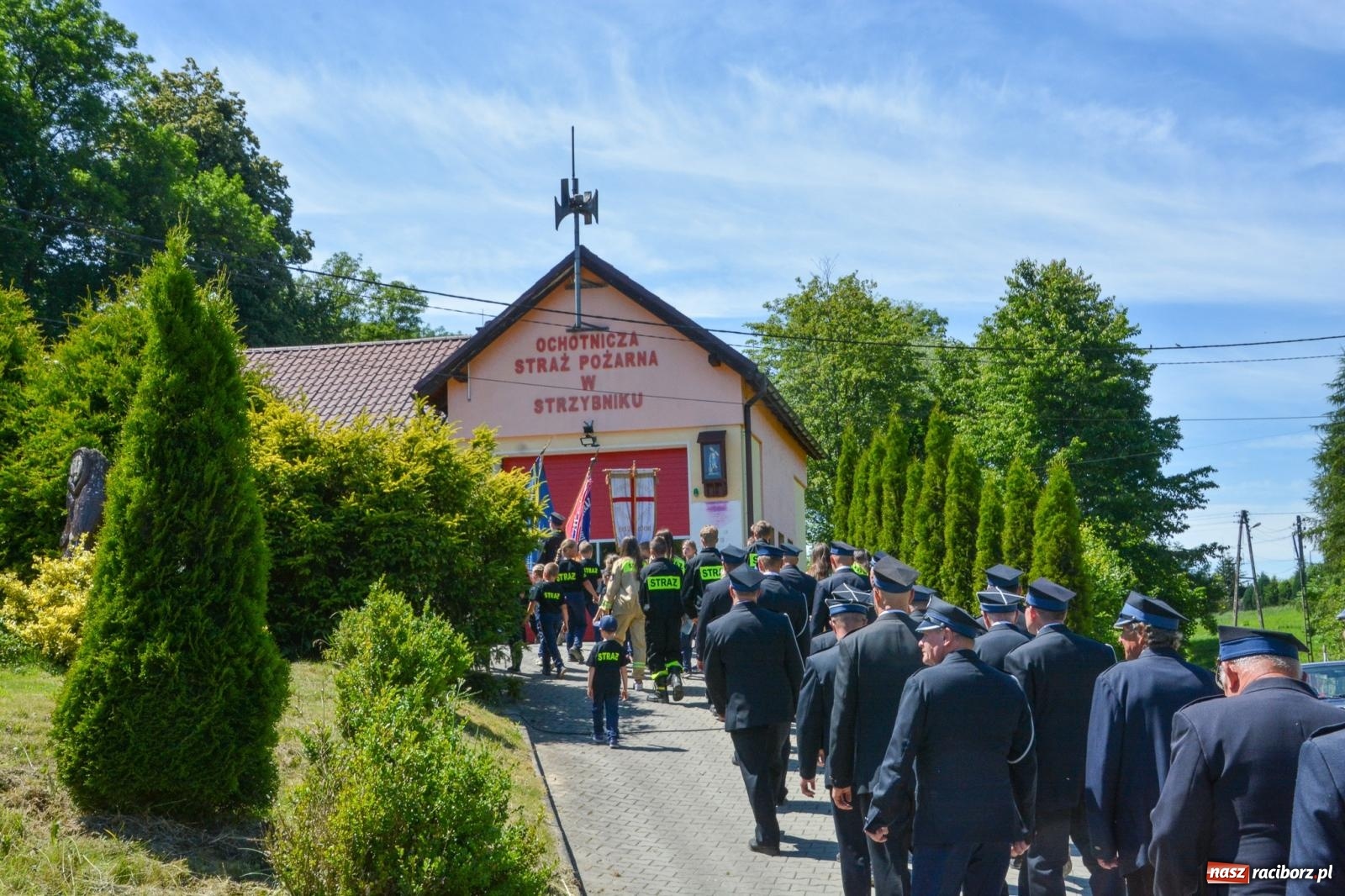Zdjęcie w galerii na portalu naszraciborz.pl: Msza w ogrodach i apel przy remizie. OSP Strzybnik świętuje 90-lecie wiadomości z regionu