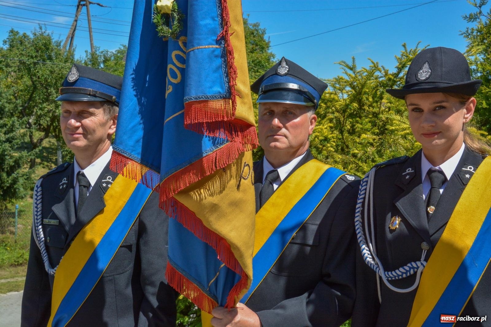 Zdjęcie w galerii na portalu naszraciborz.pl: Msza w ogrodach i apel przy remizie. OSP Strzybnik świętuje 90-lecie wiadomości z regionu