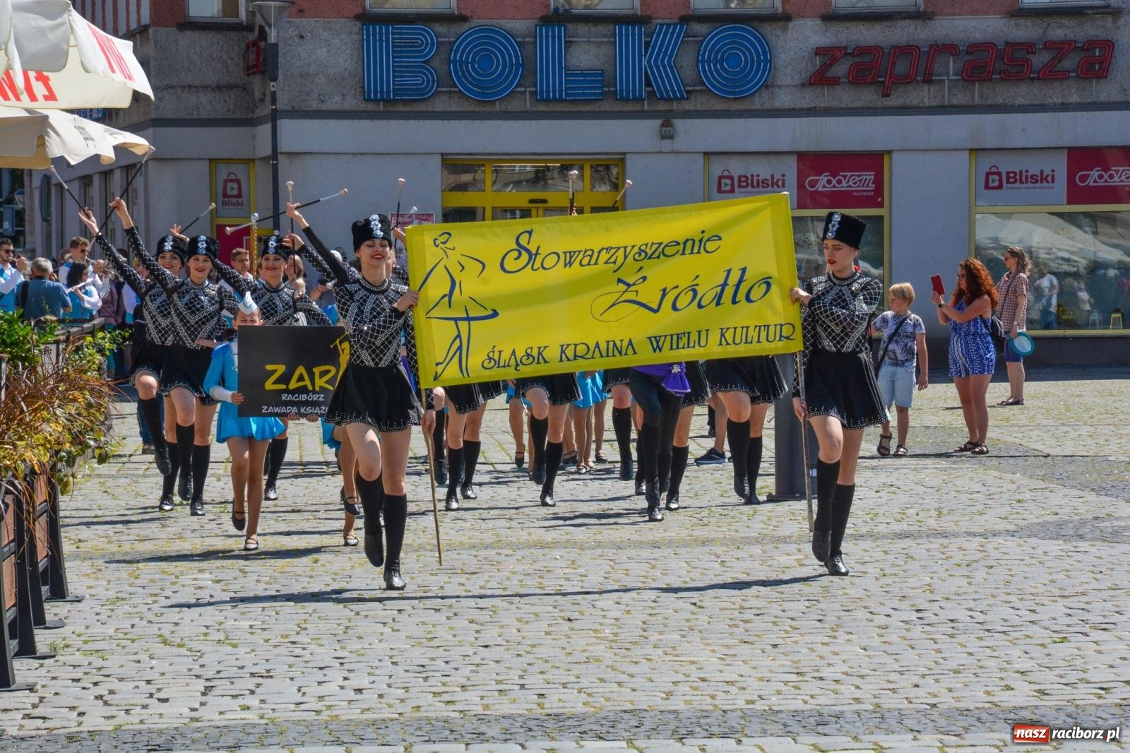 Zdjęcie w galerii na portalu naszraciborz.pl: Roztańczony korowód z Rynku na zamek [FOTO i WIDEO] wiadomości z regionu