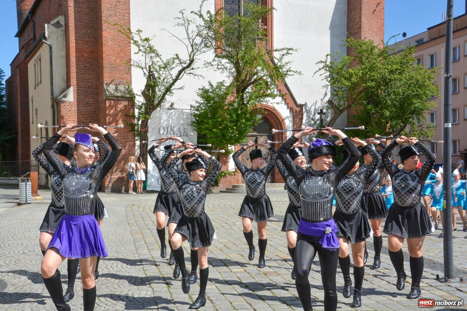 Zdjęcie w galerii na portalu naszraciborz.pl: Roztańczony korowód z Rynku na zamek [FOTO i WIDEO] wiadomości z regionu