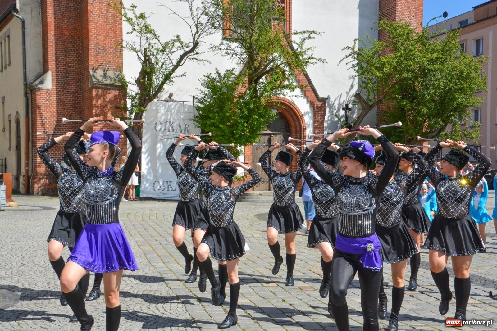Zdjęcie w galerii na portalu naszraciborz.pl: Roztańczony korowód z Rynku na zamek [FOTO i WIDEO] wiadomości z regionu