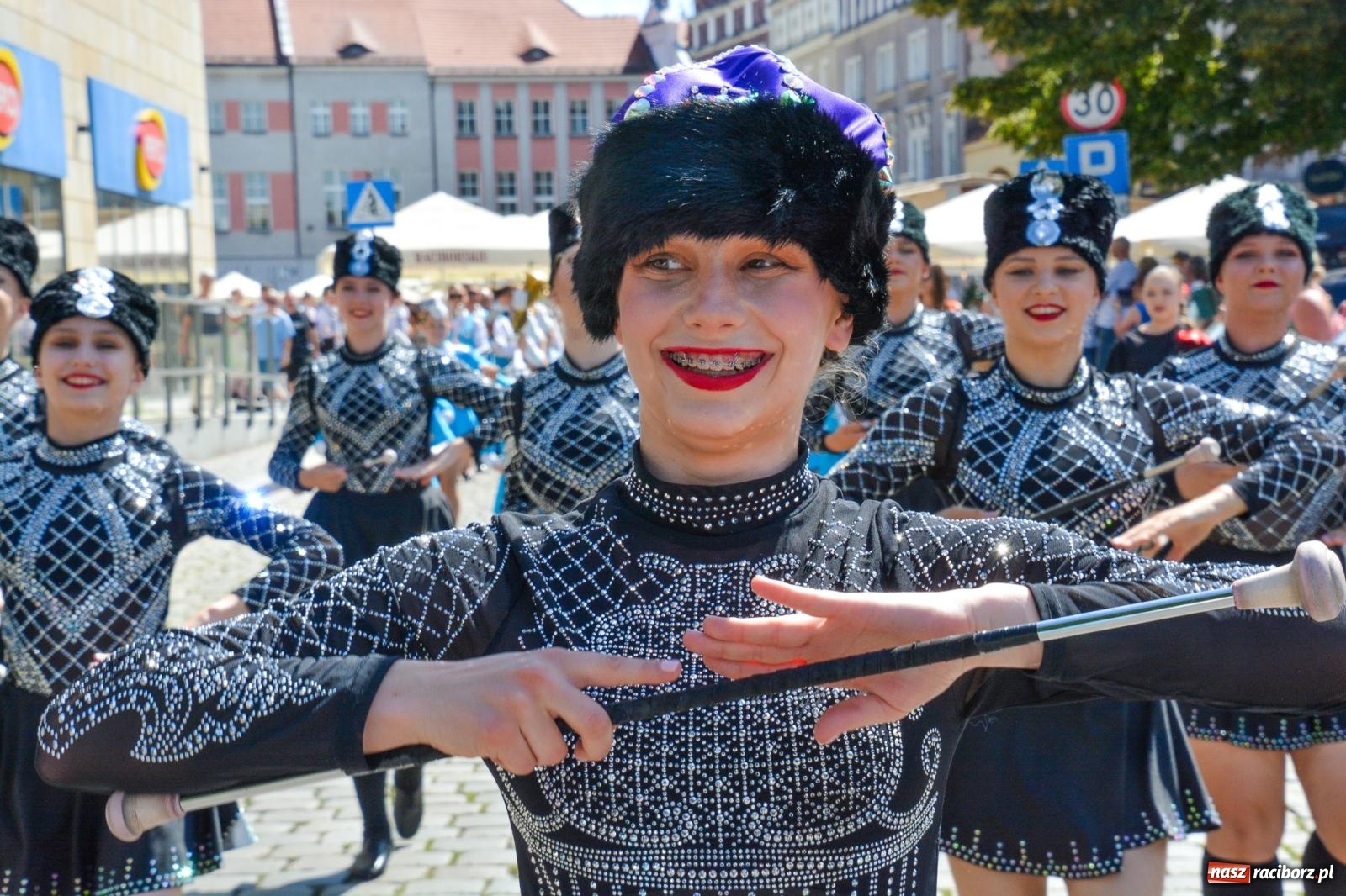 Zdjęcie w galerii na portalu naszraciborz.pl: Roztańczony korowód z Rynku na zamek [FOTO i WIDEO] wiadomości z regionu