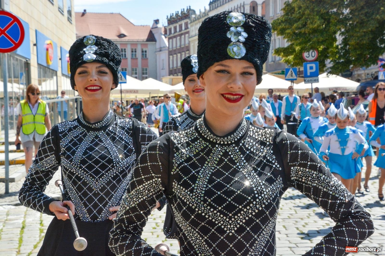 Zdjęcie w galerii na portalu naszraciborz.pl: Roztańczony korowód z Rynku na zamek [FOTO i WIDEO] wiadomości z regionu