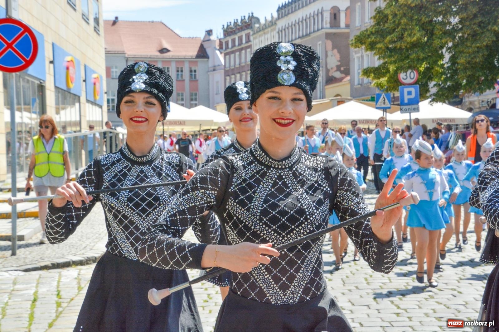 Zdjęcie w galerii na portalu naszraciborz.pl: Roztańczony korowód z Rynku na zamek [FOTO i WIDEO] wiadomości z regionu