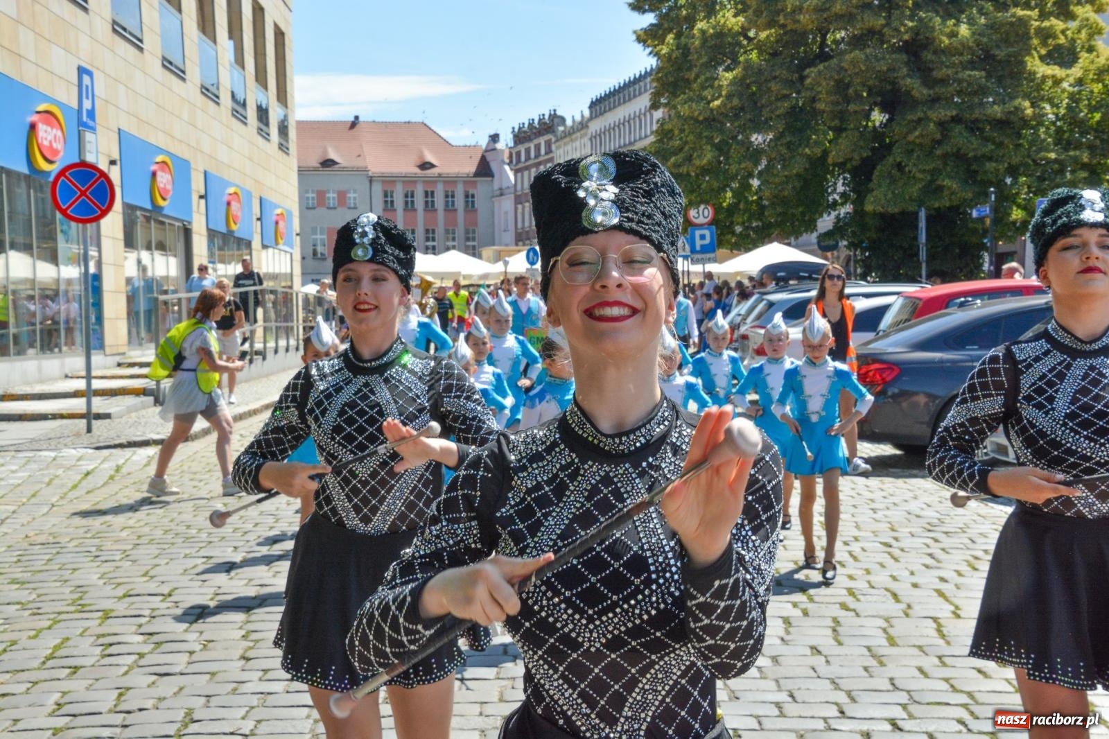 Zdjęcie w galerii na portalu naszraciborz.pl: Roztańczony korowód z Rynku na zamek [FOTO i WIDEO] wiadomości z regionu