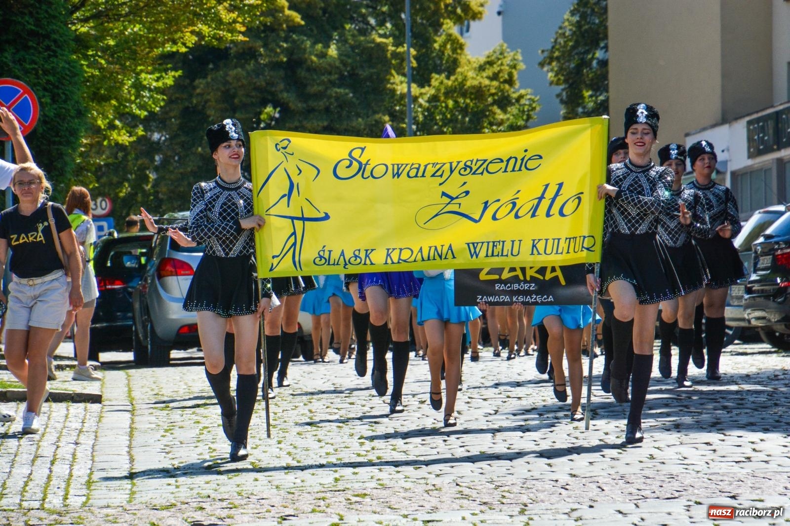 Zdjęcie w galerii na portalu naszraciborz.pl: Roztańczony korowód z Rynku na zamek [FOTO i WIDEO] wiadomości z regionu