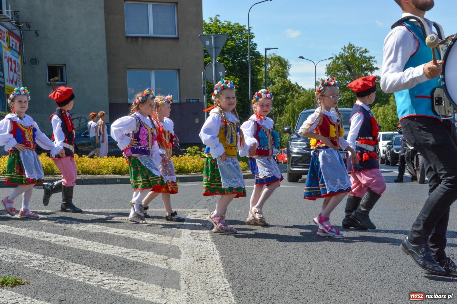 Zdjęcie w galerii na portalu naszraciborz.pl: Roztańczony korowód z Rynku na zamek [FOTO i WIDEO] wiadomości z regionu