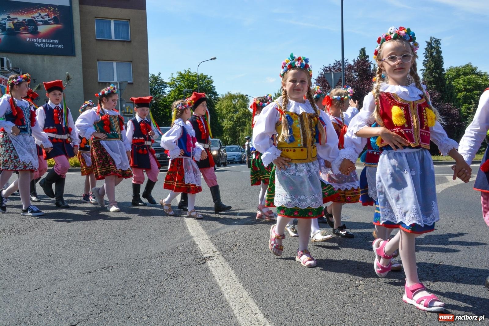 Zdjęcie w galerii na portalu naszraciborz.pl: Roztańczony korowód z Rynku na zamek [FOTO i WIDEO] wiadomości z regionu