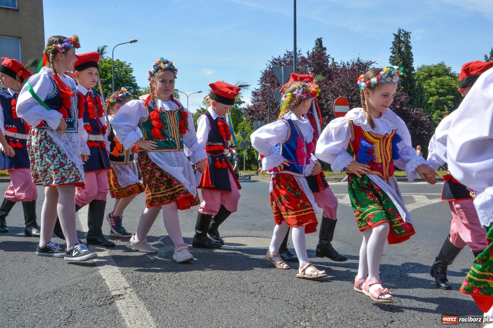 Zdjęcie w galerii na portalu naszraciborz.pl: Roztańczony korowód z Rynku na zamek [FOTO i WIDEO] wiadomości z regionu