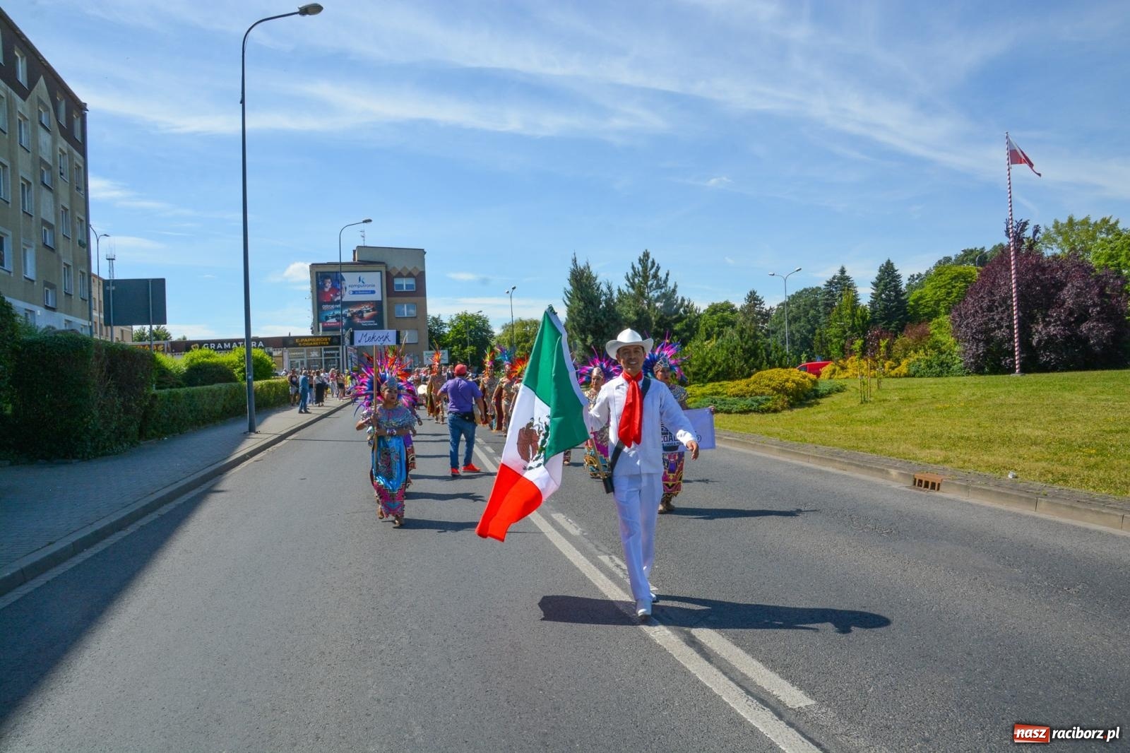 Zdjęcie w galerii na portalu naszraciborz.pl: Roztańczony korowód z Rynku na zamek [FOTO i WIDEO] wiadomości z regionu