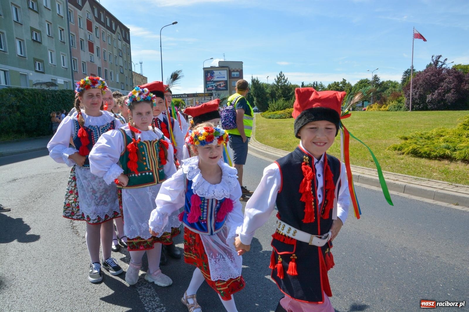 Zdjęcie w galerii na portalu naszraciborz.pl: Roztańczony korowód z Rynku na zamek [FOTO i WIDEO] wiadomości z regionu