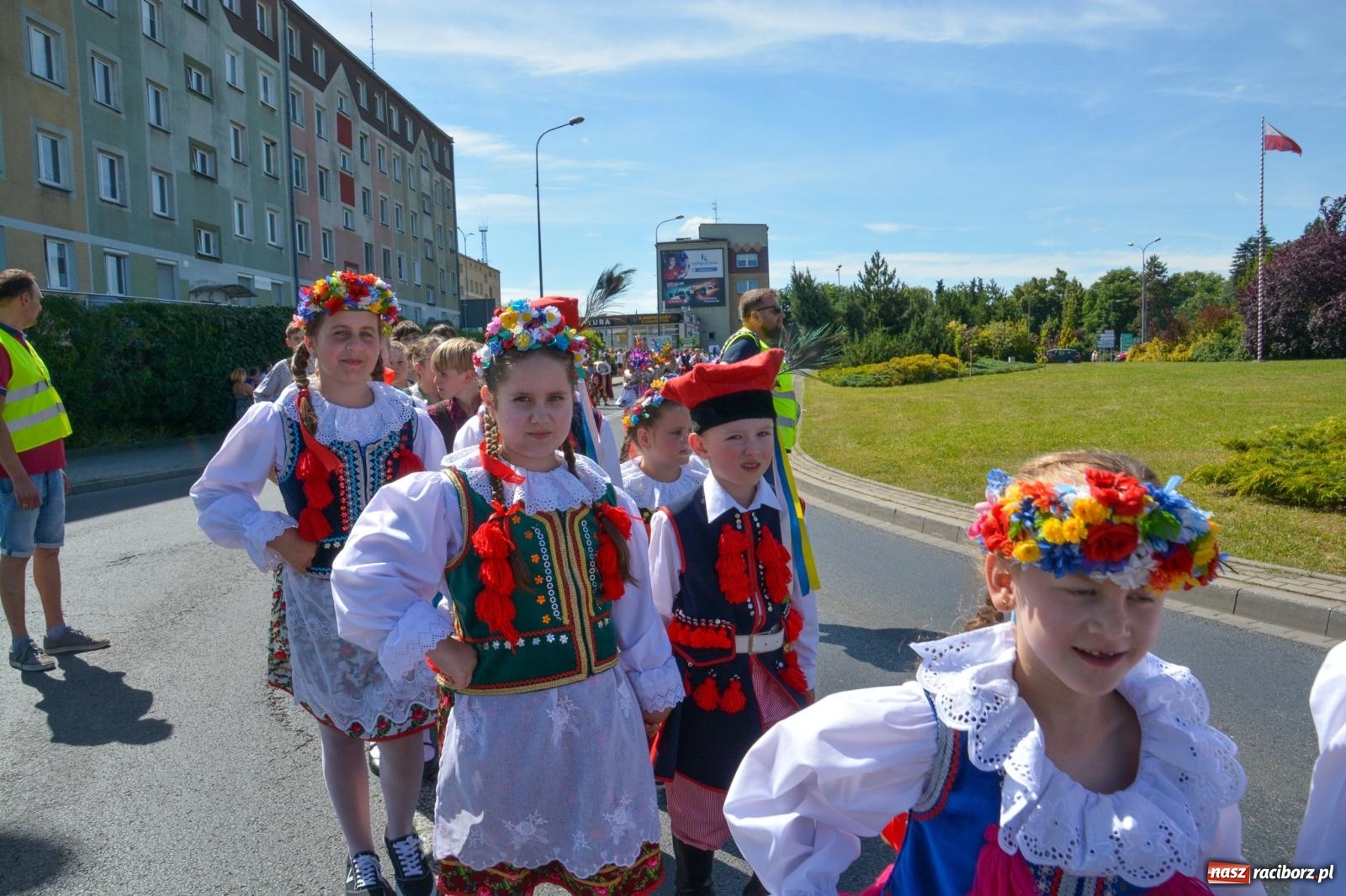 Zdjęcie w galerii na portalu naszraciborz.pl: Roztańczony korowód z Rynku na zamek [FOTO i WIDEO] wiadomości z regionu