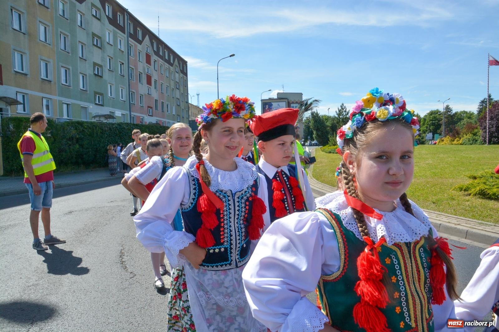 Zdjęcie w galerii na portalu naszraciborz.pl: Roztańczony korowód z Rynku na zamek [FOTO i WIDEO] wiadomości z regionu
