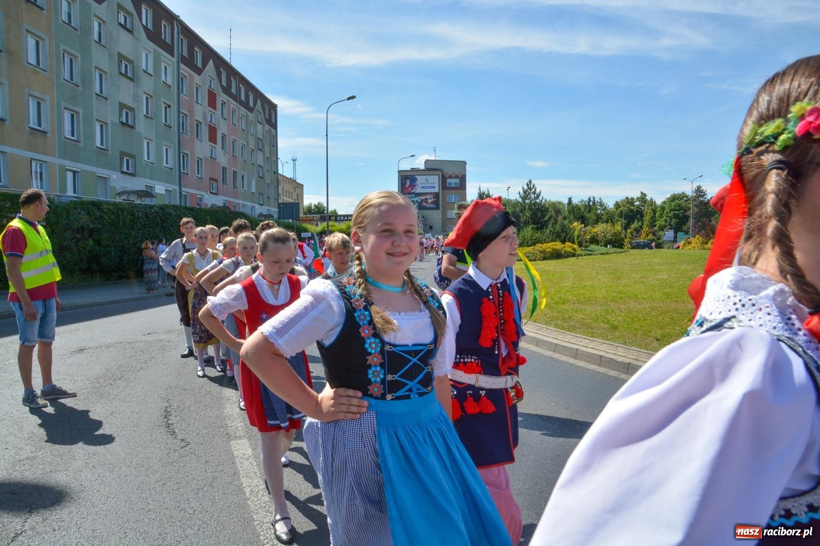 Zdjęcie w galerii na portalu naszraciborz.pl: Roztańczony korowód z Rynku na zamek [FOTO i WIDEO] wiadomości z regionu