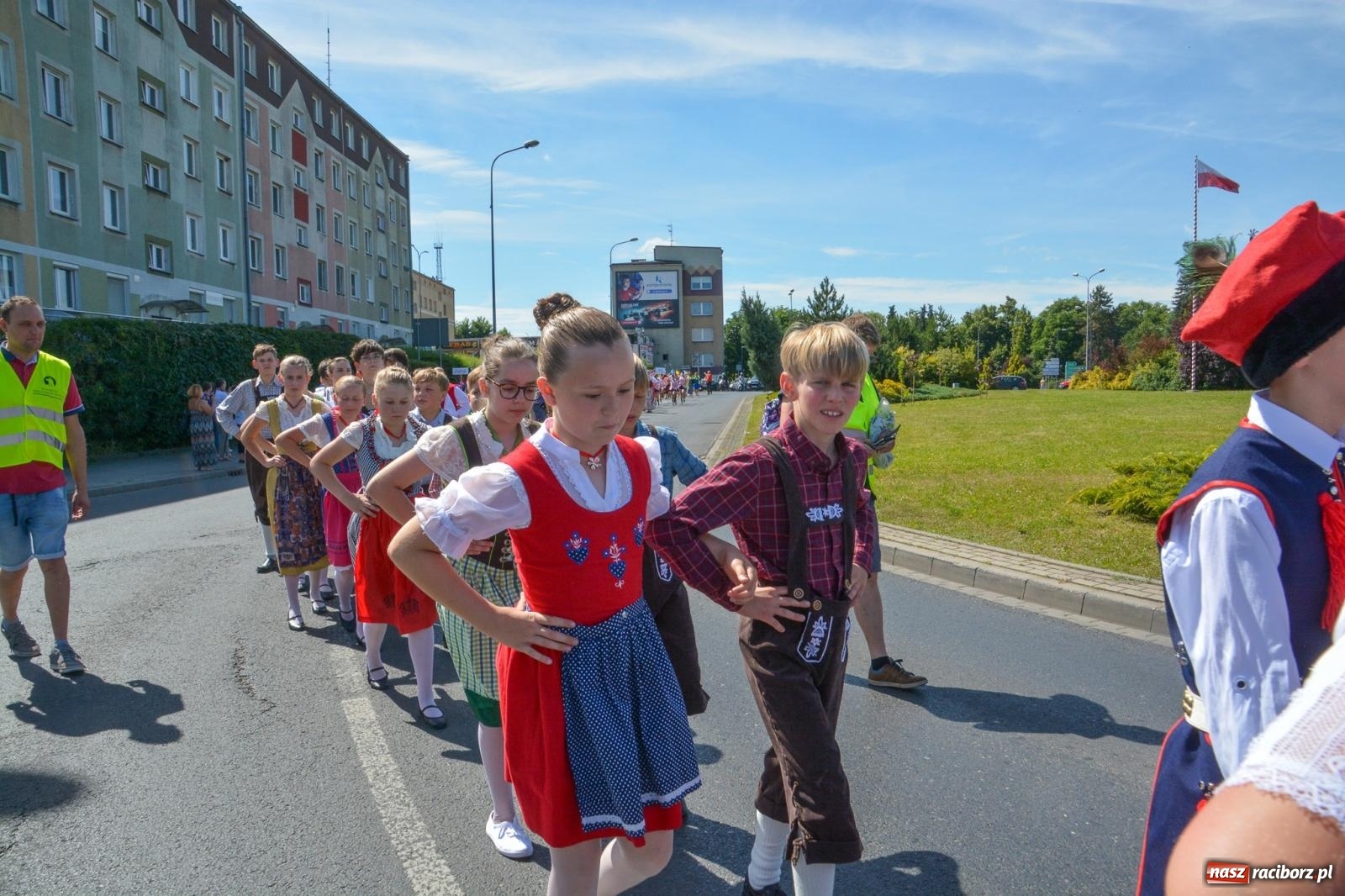 Zdjęcie w galerii na portalu naszraciborz.pl: Roztańczony korowód z Rynku na zamek [FOTO i WIDEO] wiadomości z regionu
