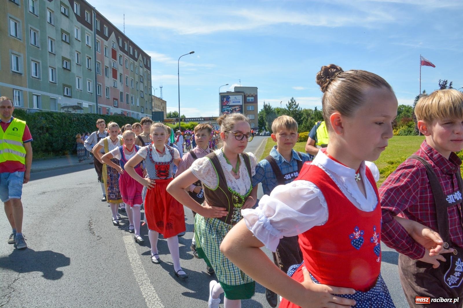 Zdjęcie w galerii na portalu naszraciborz.pl: Roztańczony korowód z Rynku na zamek [FOTO i WIDEO] wiadomości z regionu