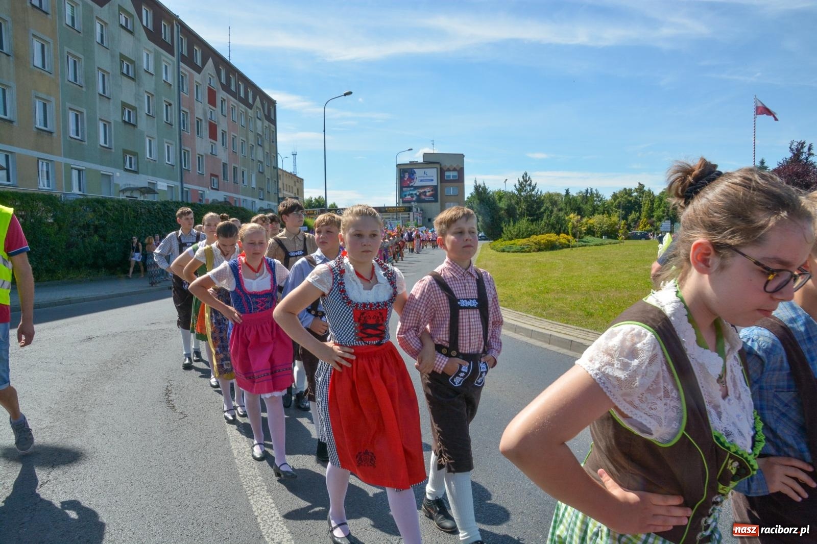 Zdjęcie w galerii na portalu naszraciborz.pl: Roztańczony korowód z Rynku na zamek [FOTO i WIDEO] wiadomości z regionu