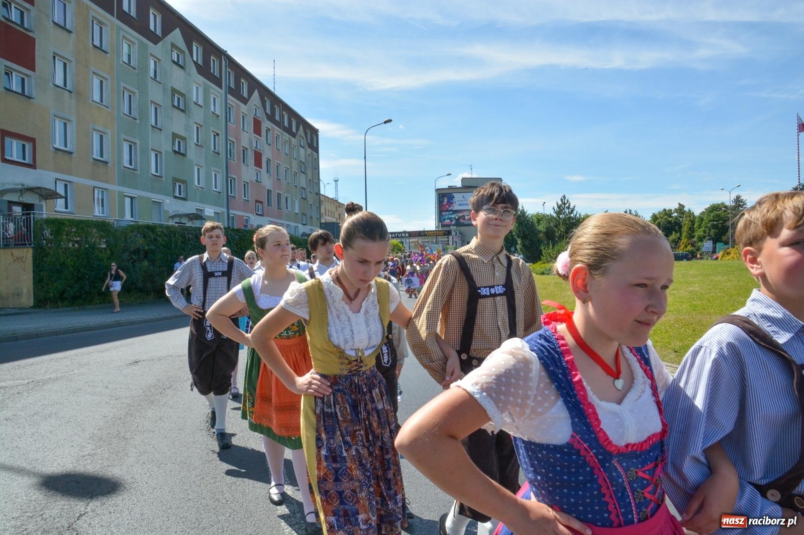 Zdjęcie w galerii na portalu naszraciborz.pl: Roztańczony korowód z Rynku na zamek [FOTO i WIDEO] wiadomości z regionu