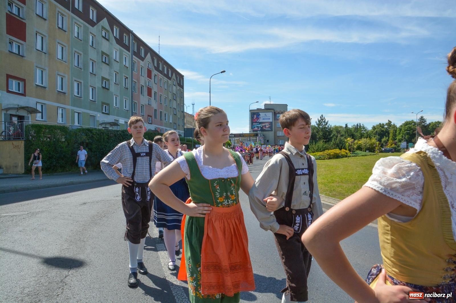 Zdjęcie w galerii na portalu naszraciborz.pl: Roztańczony korowód z Rynku na zamek [FOTO i WIDEO] wiadomości z regionu