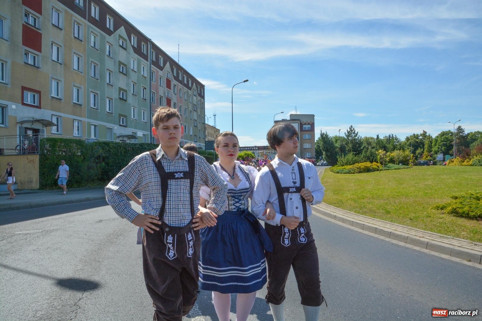 Zdjęcie w galerii na portalu naszraciborz.pl: Roztańczony korowód z Rynku na zamek [FOTO i WIDEO] wiadomości z regionu