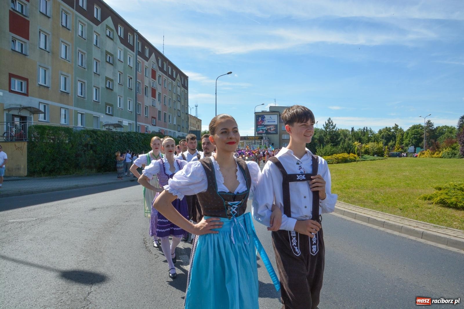 Zdjęcie w galerii na portalu naszraciborz.pl: Roztańczony korowód z Rynku na zamek [FOTO i WIDEO] wiadomości z regionu