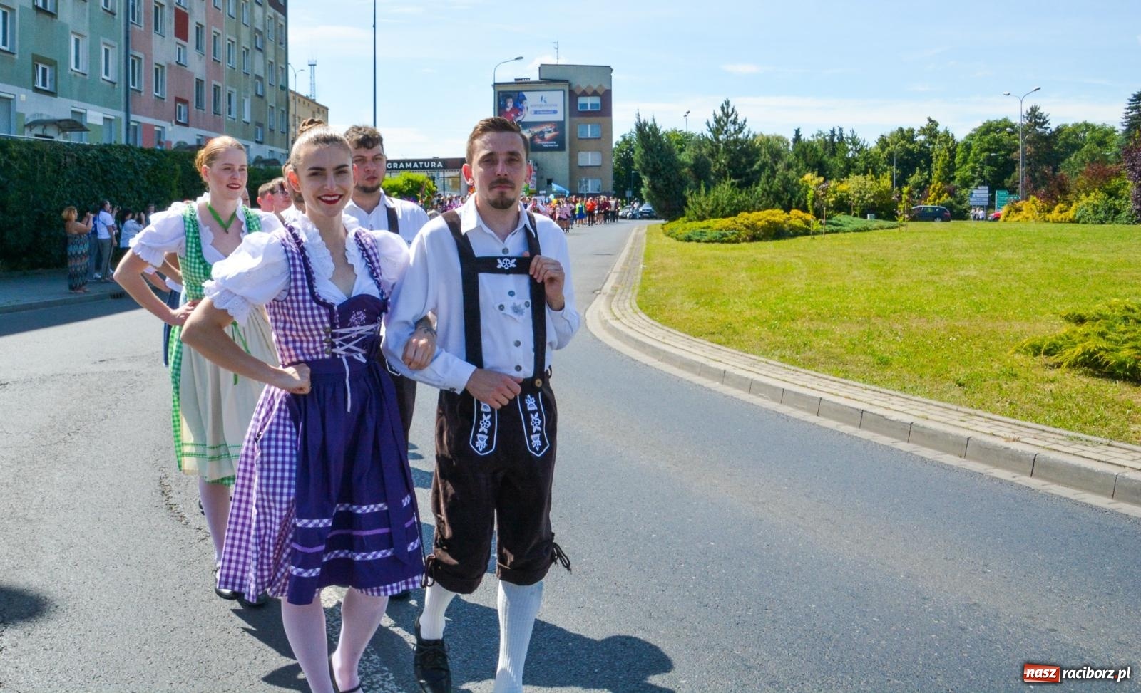Zdjęcie w galerii na portalu naszraciborz.pl: Roztańczony korowód z Rynku na zamek [FOTO i WIDEO] wiadomości z regionu