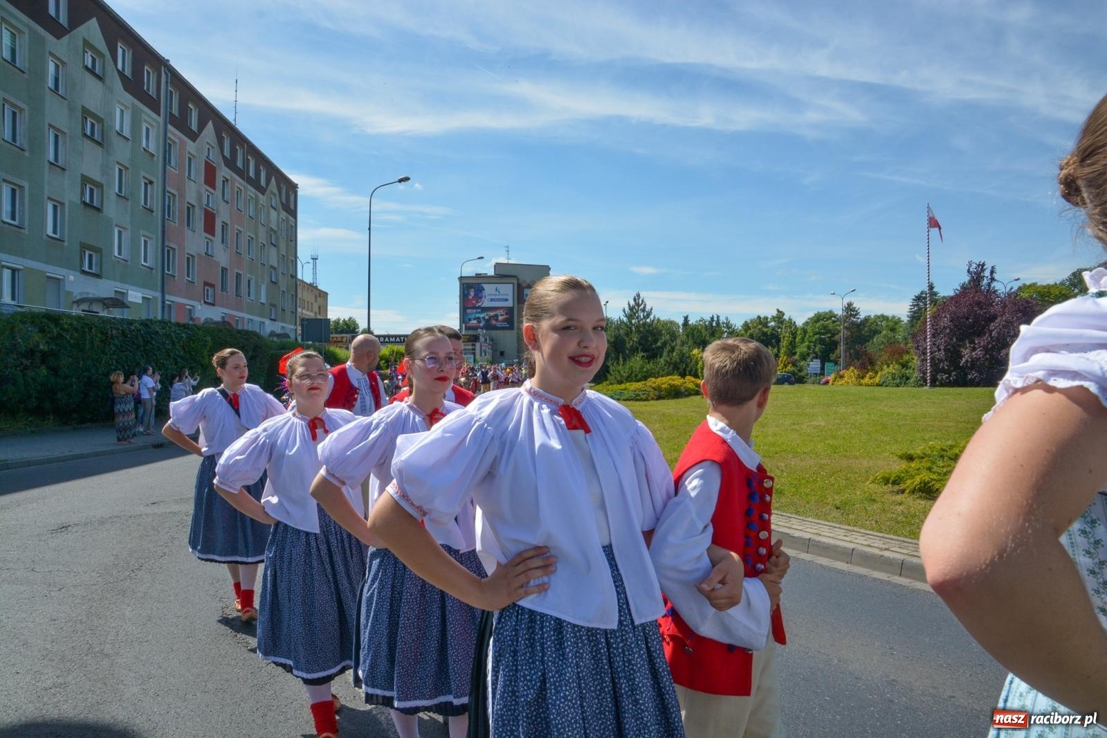 Zdjęcie w galerii na portalu naszraciborz.pl: Roztańczony korowód z Rynku na zamek [FOTO i WIDEO] wiadomości z regionu
