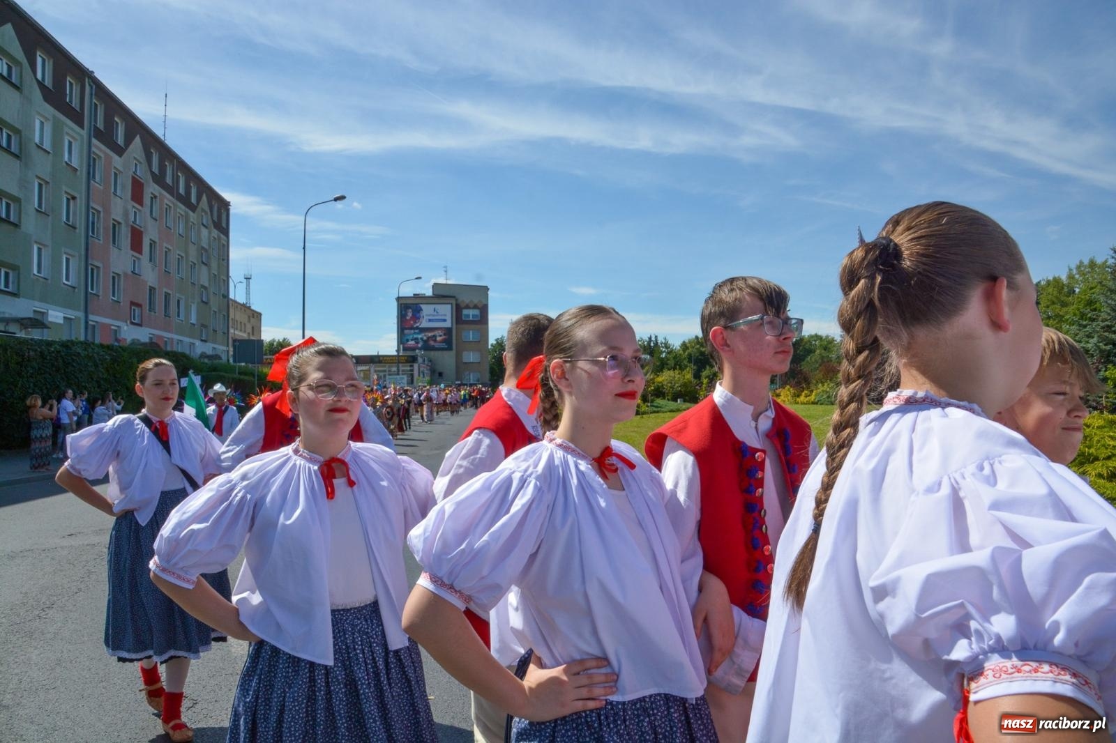 Zdjęcie w galerii na portalu naszraciborz.pl: Roztańczony korowód z Rynku na zamek [FOTO i WIDEO] wiadomości z regionu